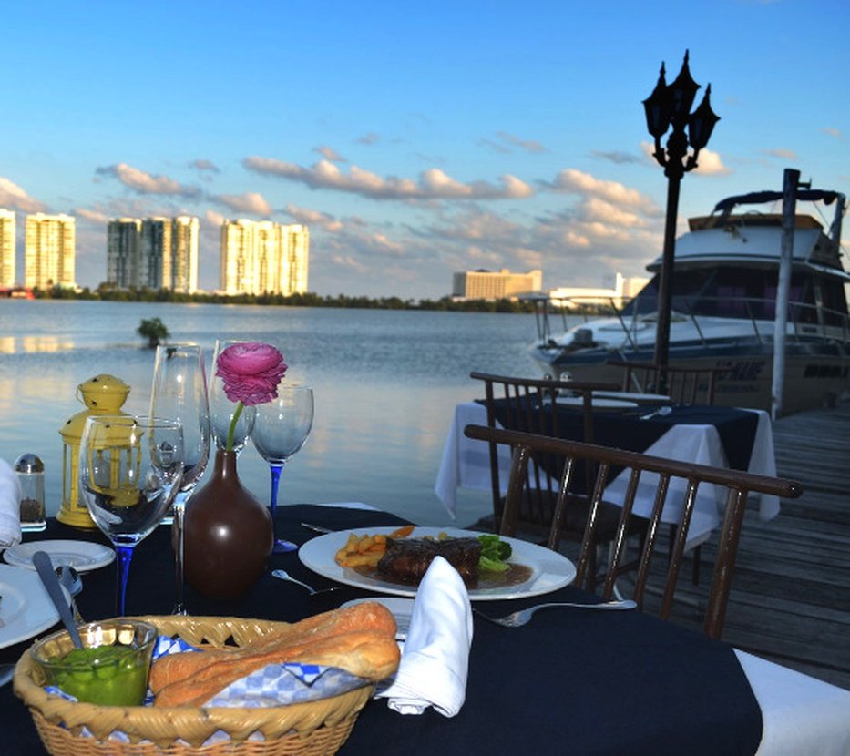 Los mejores saborescon el mejor servicio Hotel Faranda Imperial Laguna Cancún